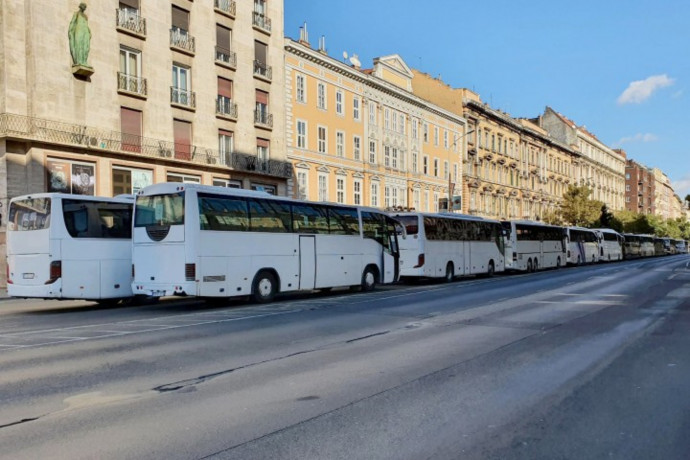 EU-s pénzből vett buszokkal is érkeztek vidékről a Békemenetre