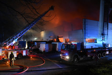Húsz járművel érkeztek a tűzoltók a X. kerületben kigyulladt raktárépülethez