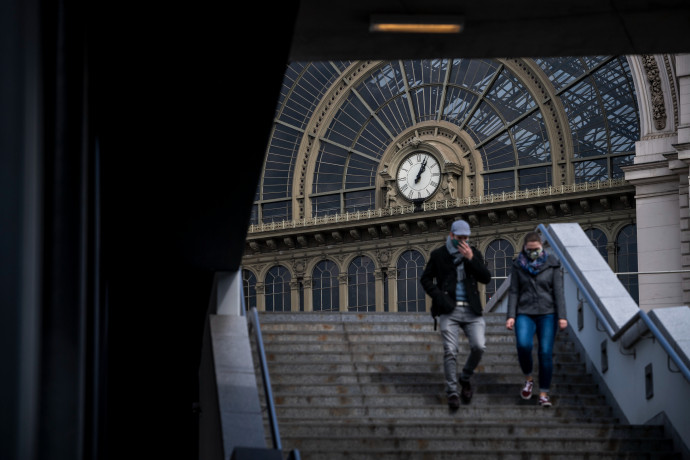 Ma egy órával többet alszunk, de korábban lesz sötét