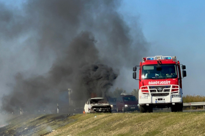 Kigyulladt egy autó az M5-ösön