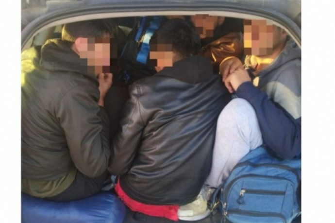 Tíz afgánt zsúfolt a kocsijába egy embercsempész