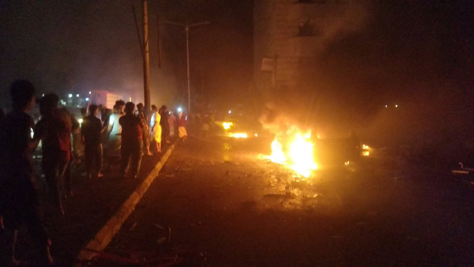 A robbanásban kigyulladt autók – Fotó: Osama al-Mahrami / Reuters