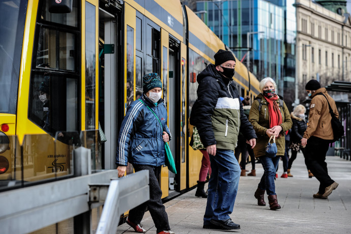 Teljes összefogás: a fideszesek és ellenzékiek többsége támogatná, hogy zárt terekben kötelező legyen a maszkviselés
