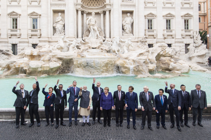 Aprópénzt dobnak a Trevi-kútba a világ vezetői – Fotó: EyePress News / EyePress via AFP
