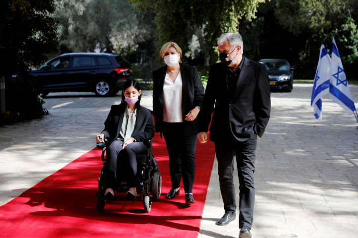 Karine Elharrar, Orna Barbivai és Meir Cohen az izraeli kormány megalakításáról szóló tárgyalás előtt 2021. április 5-én – Fotó: Amir Cohen / Reuters