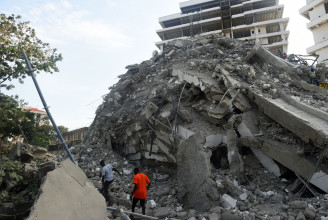 Több tucatnyian rekedtek egy Nigériában összeomlott 21 emeletes épület romjai alatt, többen meghaltak