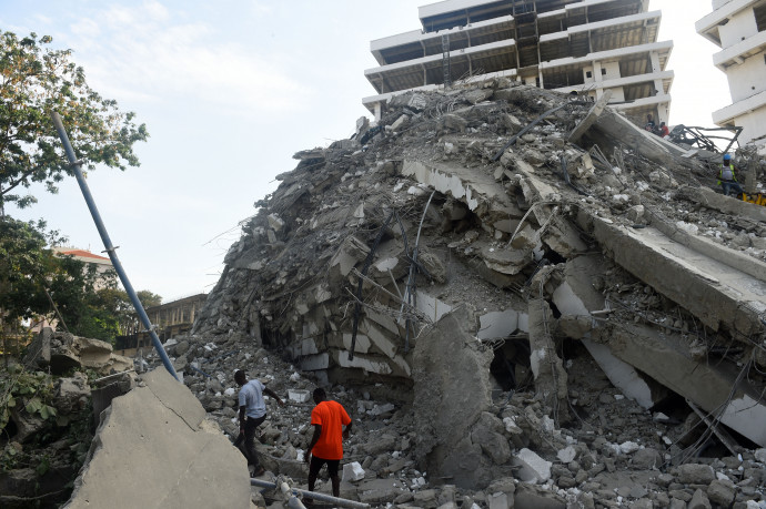 Az összedőlt toronyház Lagosban 2021. november 1-jén – Fotó: PIUS UTOMI EKPEI / AFP
