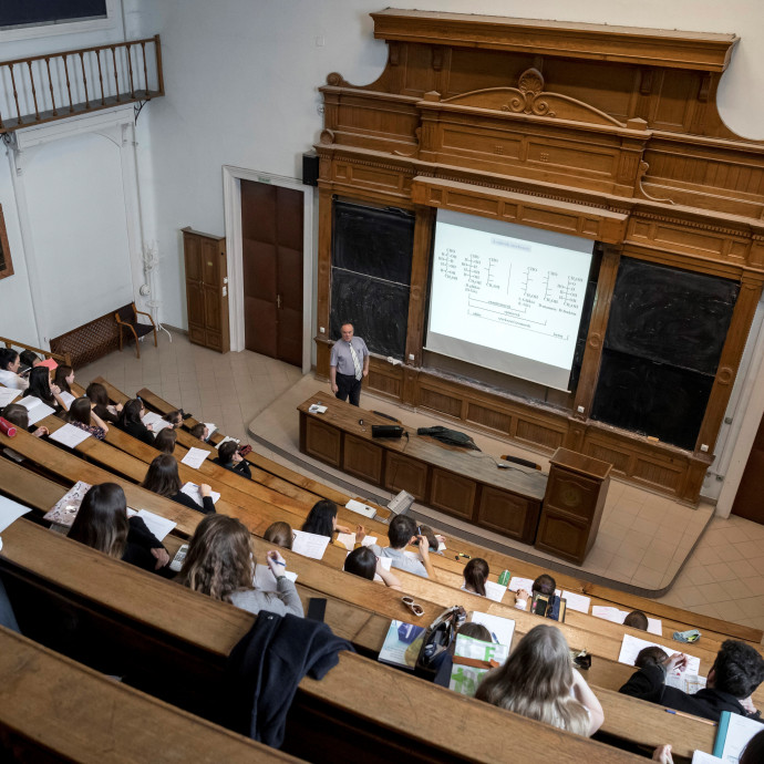 Raktárosi fizetésért robotol több ezer tanársegéd és adjunktus a magyar egyetemeken