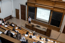 Raktárosi fizetésért robotol több ezer tanársegéd és adjunktus a magyar egyetemeken