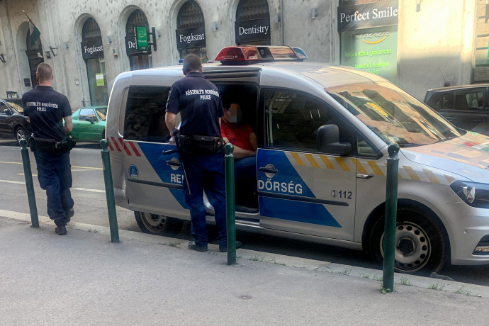 Vádat emeltek a rendőrök ellen, akik úgy megvertek egy férfit a fogdán, hogy annak több bordája eltört