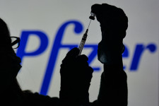 A Pfizer 36 milliárd dollárt keres idén a vakcináival