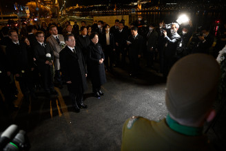 Magyarországra látogatott Dél-Korea elnöke, lerótta tiszteletét a Hableány balesetének emlékművénél