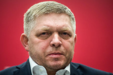 Fico feljelentést tervez, amiért titokban felvették, ahogy egy oligarchával és lecsukott rendőrök ügyvédeivel tárgyal