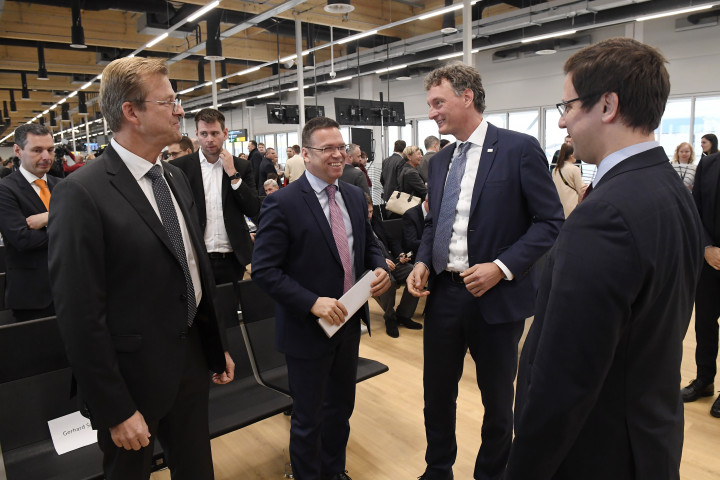Gerhard Schroeder, az AviAlliance ügyvezetője, a Budapest Airport elnöke, Fürjes Balázs, Budapest fejlesztéséért felelős államtitkár, Rolf Schnitzler, a Budapest Airport vezérigazgatója és Gulyás Gergely, a Miniszterelnökséget vezető miniszter az új, fapados járatokat kiszolgáló utasmóló átadásán 2020. január 15-én – Fotó: Kovács Tamás / MTI