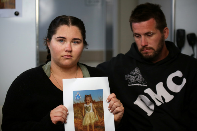 A szülők kislányuk fotójával az eltűnés után – Fotó: AAP Image / POOL, James Carmody / Reuters