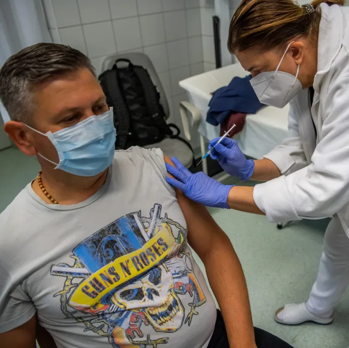 Sok cég hatalmas kockázatot vállalna a kötelező oltással, nem is merik meglépni