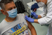 Sok cég hatalmas kockázatot vállalna a kötelező oltással, nem is merik meglépni