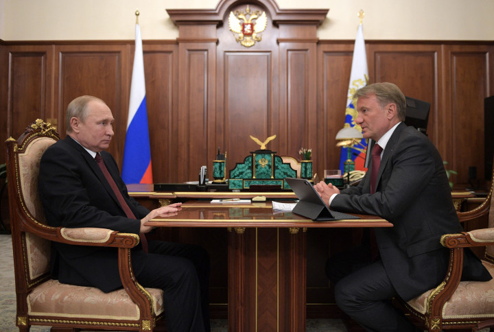 Vlagyimir Putyin orosz elnök és Herman Gref Sberbank-vezérigazgató tárgyalása a Kremlben – Fotó: Alekszej Druzsinin / Sputnik / AFP
