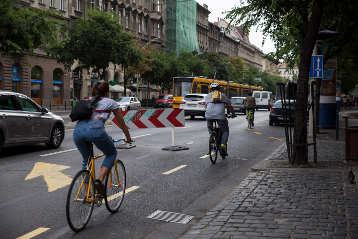Kerékpárosok a fővárosi Nagykörúton 2020 szeptemberében – Fotó: Rostás Bianka / Telex
