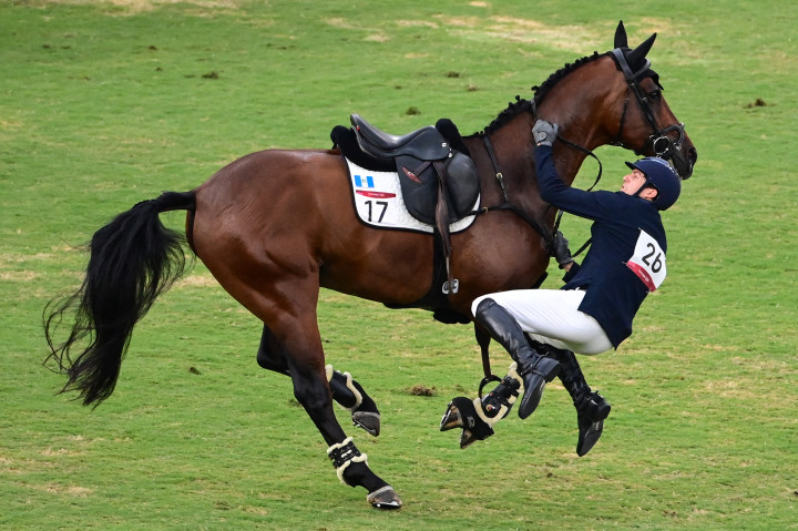 A guatemalai Charles Fernandez is megküzdött a lovával a tokiói olimpián – Fotó: Pedro Pardo/AFP
