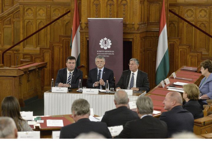 Kövér László, az Országgyűlés elnöke (k), Veress László, a házelnök kabinetfőnöke (b) és Sárdi Péter, az Országgyűlés Külügyi Hivatalának vezetője (j) a Kárpát-medencei Magyar Képviselők Fórumának (KMKF) plenáris ülésén – Fotó: Soós Lajos/MTI