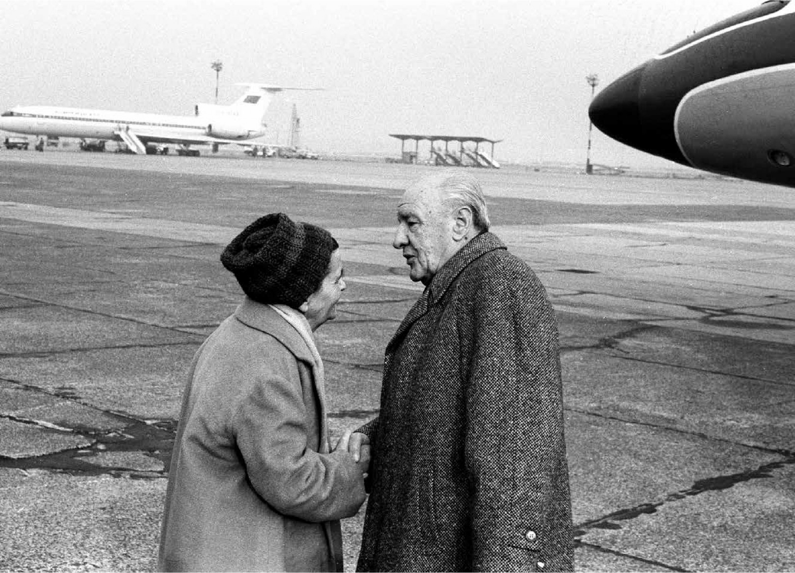 Kádár János az MSZMP KB főtitkárát felesége fogadja a Ferihegyi repülőtéren – Fotó: Szalay Zoltán
