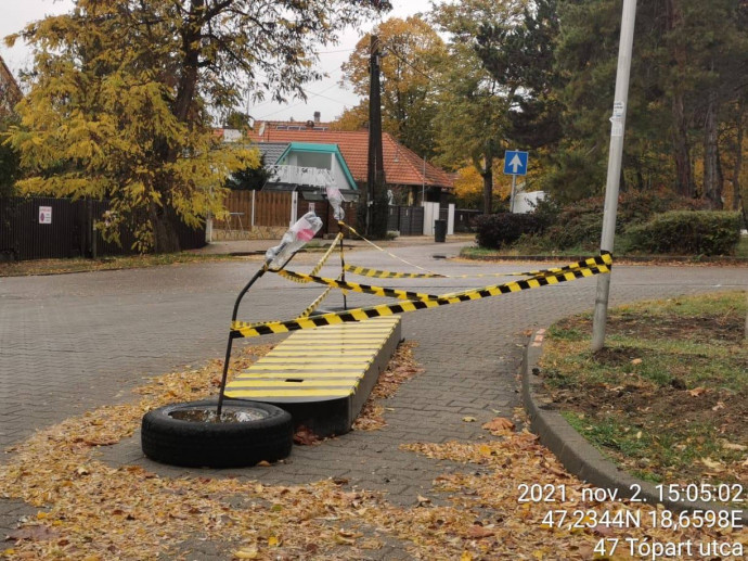 A parkolóban kihelyezett akadály – Fotó: Velence Város Hivatalos Oldala/Facebook