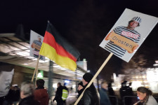„Hagyjatok minket békén!” Áttörték a rendőrsorfalat a járvány miatti lezárások ellen tüntetők Lipcsében