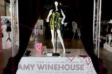 Sokkal a becsült értékek fölött keltek el Amy Winehouse személyes tárgyai egy árverésen