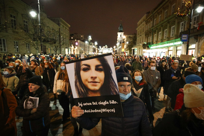 Lengyel egészségügyi minisztérium: Jogszerű az abortusz, ha az anya élete veszélyben van