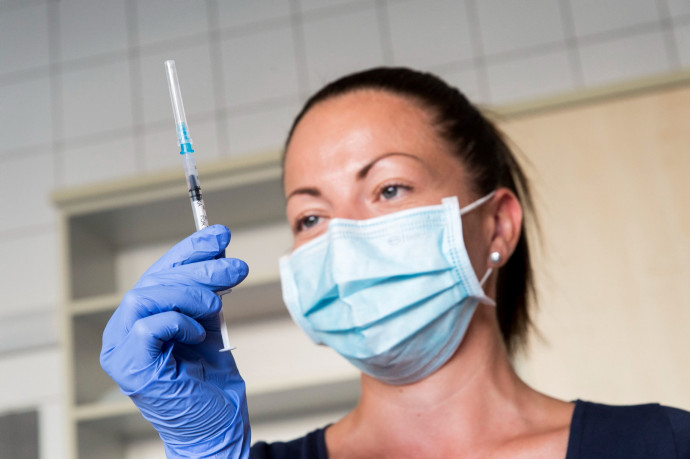 Nem engedi a kormány a kórházakba az önkéntes ápolókat