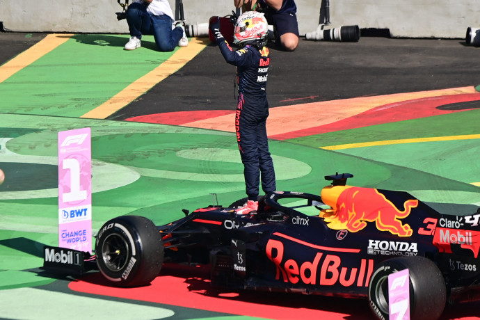 Verstappen egy szenzációs manőverrel mindkét Mercedest megelőzte a rajtnál, és simán nyert Mexikóban