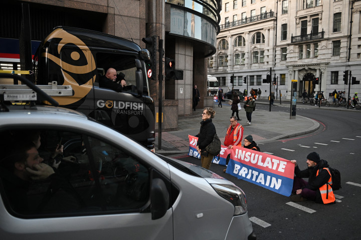 Az Insulate Britain aktivistái nem engedik tovább az autósokat London belvárosában 2021. október 25-én. A COP26 előtt megnövekedett a klímasztrájkok száma Nagy-Britanniában – Fotó: Daniel Leal-Olivas / AFP