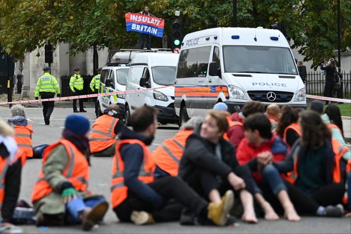 Utakat zárnak le, és szó szerint a Földhöz ragasztják magukat a Nagy-Britanniát felforgató aktivisták