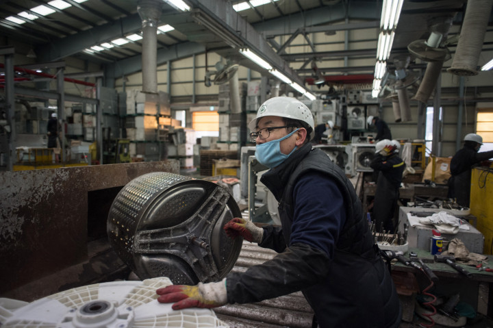 Munkás dolgozik egy elektronikai hulladékot feldolgozó üzemben a dél-koreai Jonginban – Fotó: Ed Jones /AFP