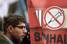 Ukrajnában elkezdték felfüggeszteni a munkaviszonyát azoknak, akik nem vették fel a kötelező oltást