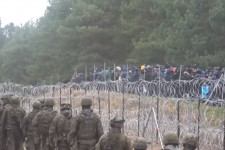 Fegyveresekkel menedékkérők ezreit tereli Lukasenko az EU felé, Lengyelország szerint halottakhoz vezet a feszültség