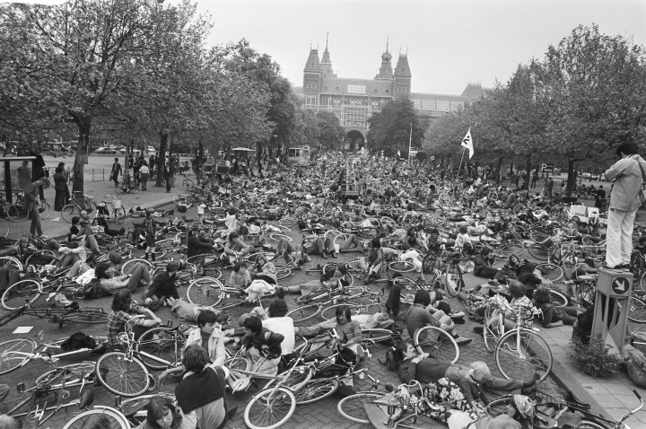 Kerékpáros tüntetés Amszterdamban a közlekedés biztonságosabbá tételéért 1977-ben – Fotó: Amsterdam Stadsarchief
