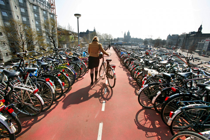 Kerékpárparkoló az amszterdami főpályaudvarnál – Fotó: Gail Fisher / Los Angeles Times / Getty Images