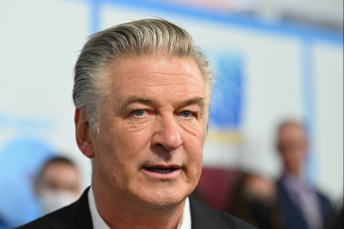 Alec Baldwin: Minden forgatáson, ahol fegyvert használnak, kellene egy rendőr