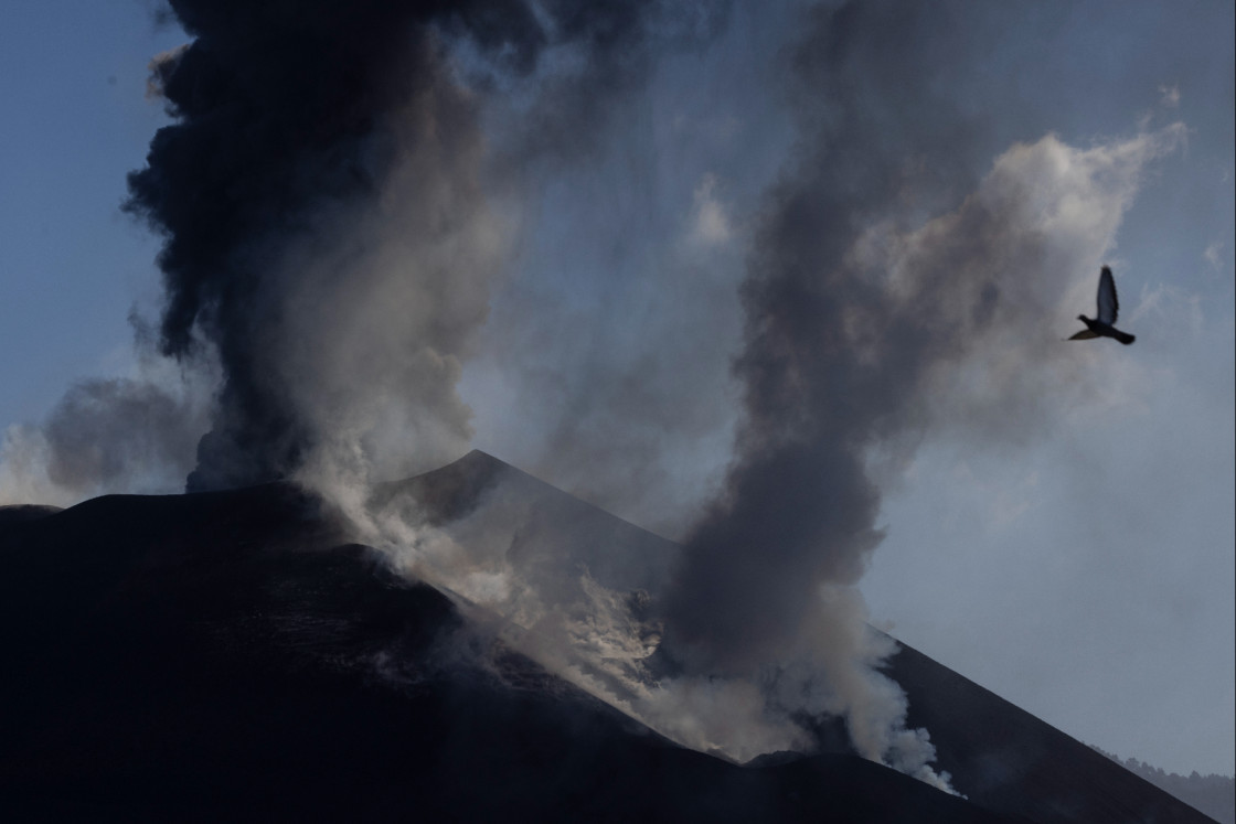 Az utcák feketék, a károk óriásiak, de mikor lesz már vége a La Palma-i vulkánkitörésnek?