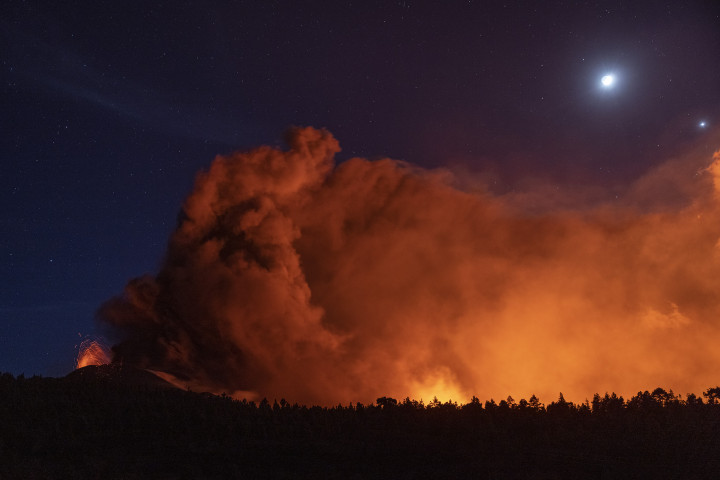 Éjszakai felvétel a feltörő forró láváról 2021. november 8-án – Fotó: Dan Kitwood / Getty Images