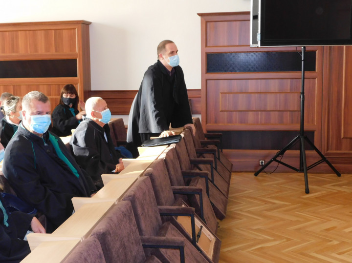 A megye legnagyobb tárgyalótermét jelölték ki, már a védők is megtöltötték volna az ítélőtábláét – Fotó: Laczó Balázs / Telex
