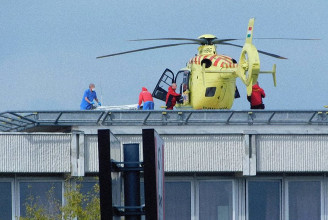 A tető helyett a teniszpályán landolnak a mentőhelikopterek Győrben