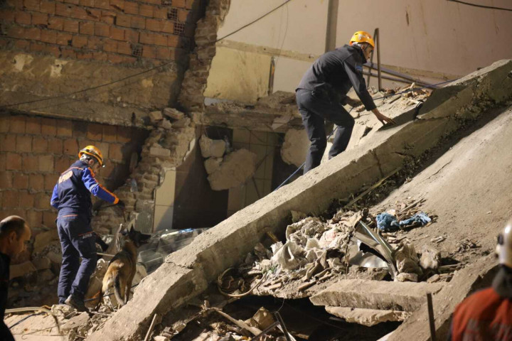 Összedőlt egy török üzletház, legalább 10 ember rekedt a romok alatt