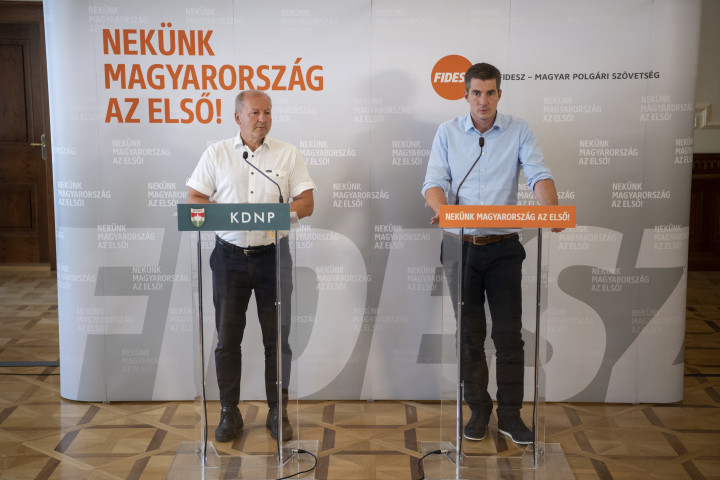 Simicskó István (KDNP) és Kocsis Máté (Fidesz) sajtótájékoztatót tart a frakcióülés után 2021. szeptember 16-án – Fotó: Bődey János / Telex