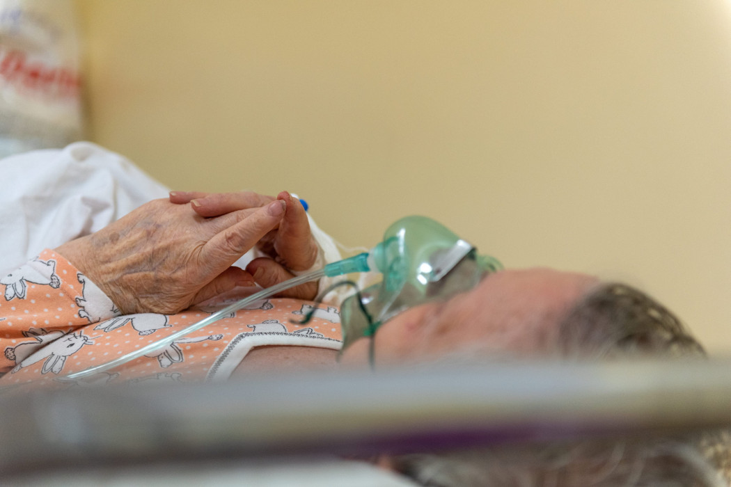 Légzéstámogatással ápolt beteg a Maros Megyei Fertőző Klinika Covid-osztályán Marosvásárhelyen november 8-án – Fotó: Kiss Gábor / MTI