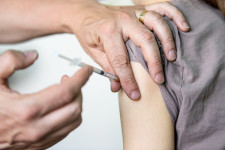 Kizárólag a Pfizer vakcináját javasolja a harminc év alattiaknak a német oltási bizottság