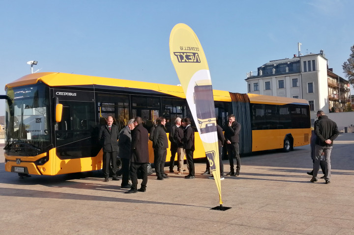 Győrben mutatták be a Kravtex új fejlesztését, a kategóriájában legkönnyebb csuklós buszt – Fotó: Cséfalvay Attila / Telex