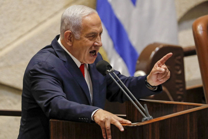 Benjámin Netanjahu felszólal a költségvetés parlamenti vitáján 2021. november 3-án – Fotó: Hmad Gharabli / AFP